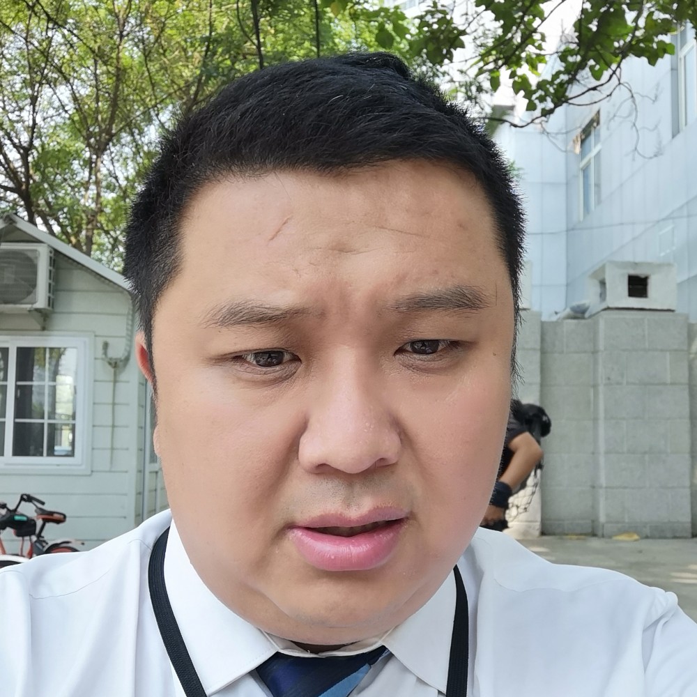 抱着大树唱歌的照片