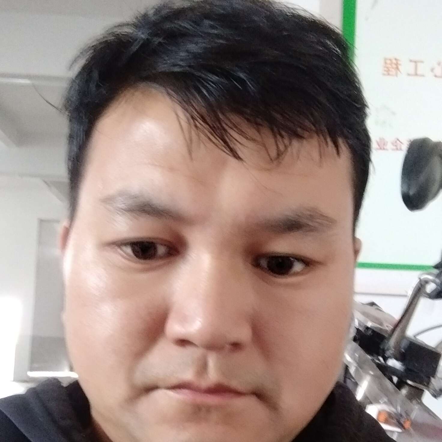 羞涩与秀发的照片
