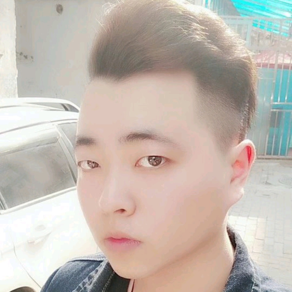 含蓄踢红酒的照片