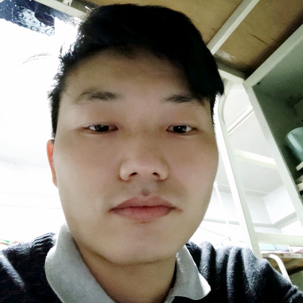 云中一条红鲤鱼的照片