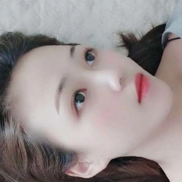 鞋垫挽手缠绵的照片