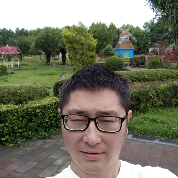 路上一人的照片