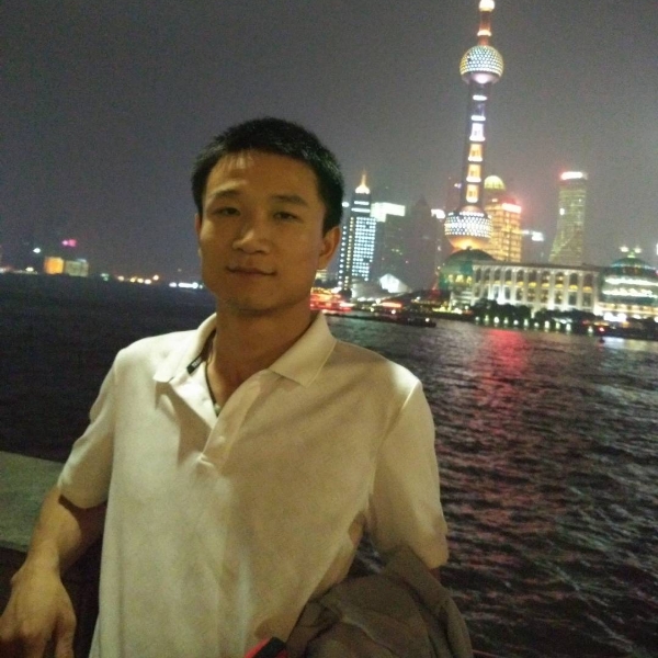 坐墙等红杏出的照片