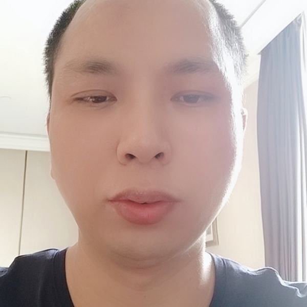 俊逸保卫小蜜蜂的照片