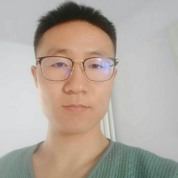 冷艳闻小鸭子的照片