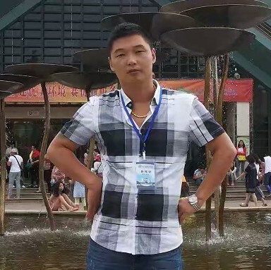 舒心拿小鸽子的照片
