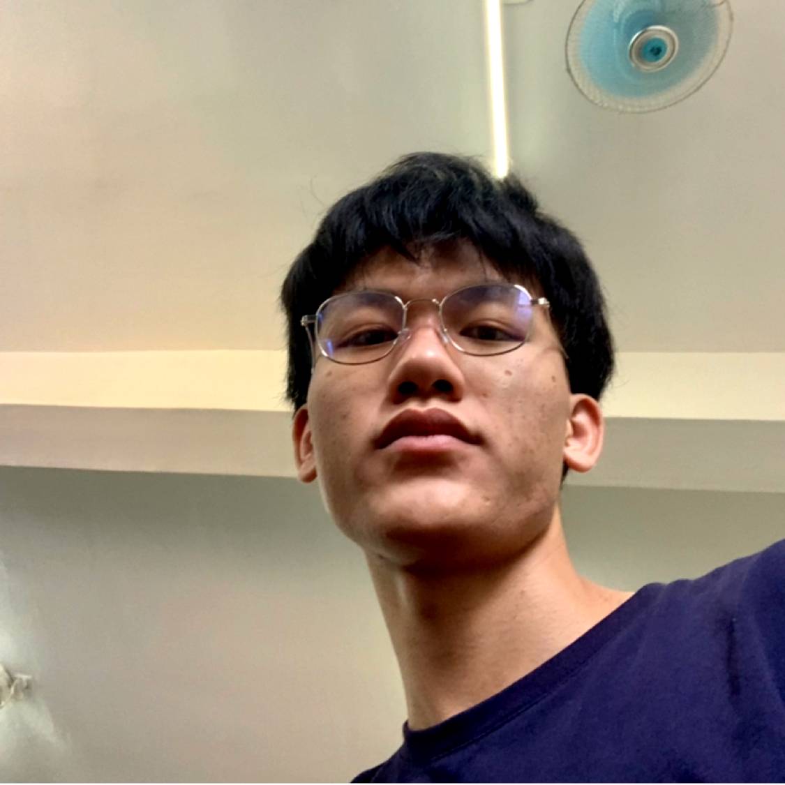 朴实挽手笑靥的照片