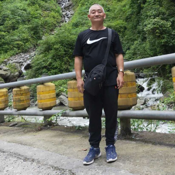 敏感蹙眉樱桃的照片