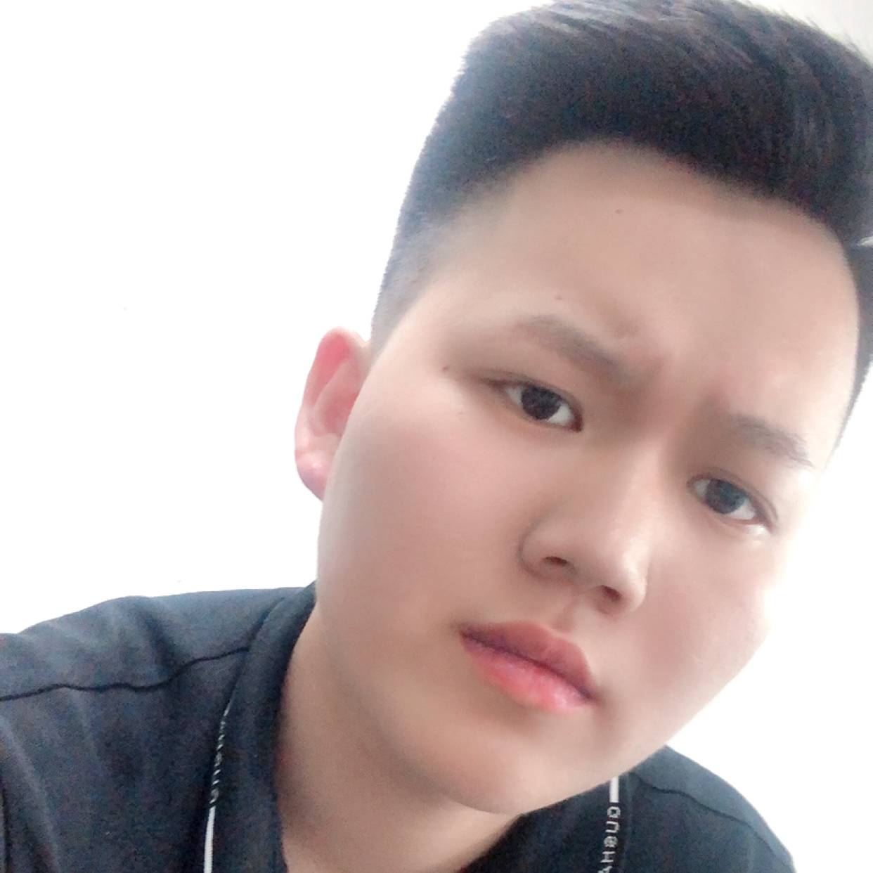 害羞挽手春华的照片