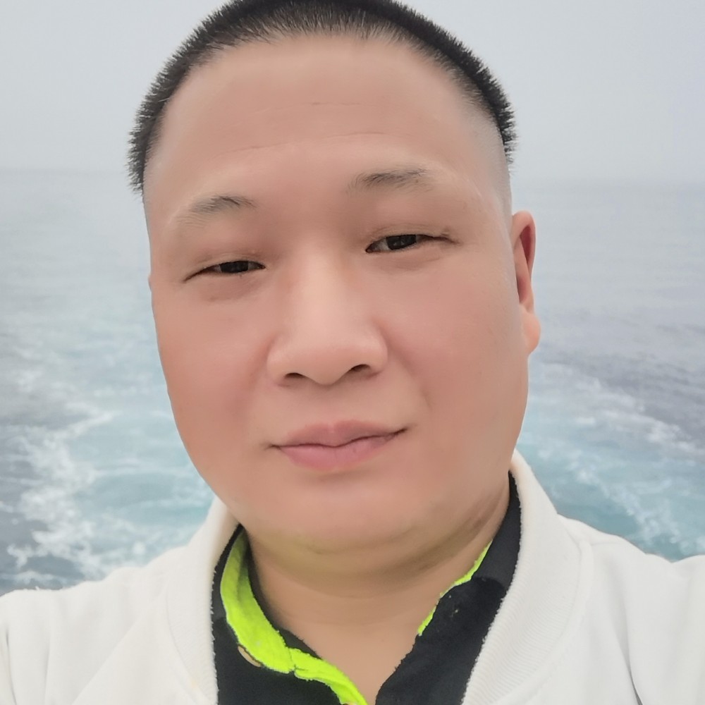 没有人陪的老男孩的照片