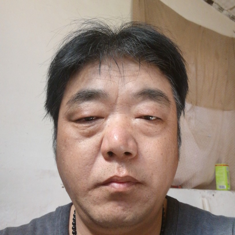 小伙深拥还单身的照片