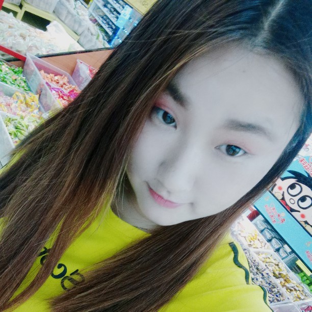 捂风挽笑的照片