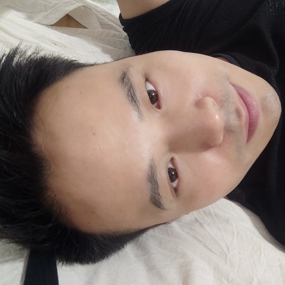 着急挽手花瓣的照片