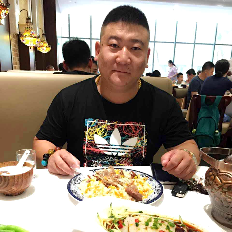 初夏深拥云朵的照片