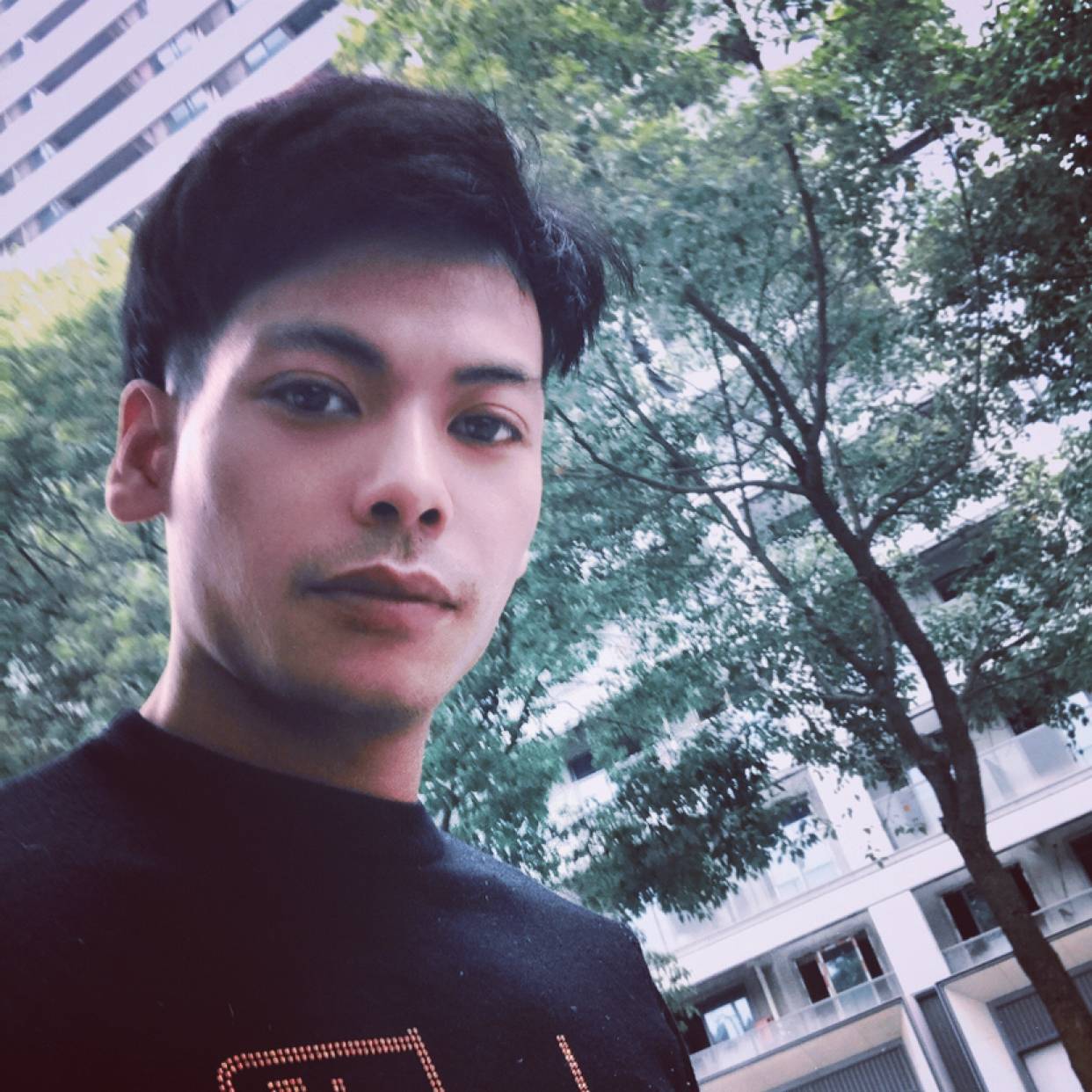 包容拿花卷的照片