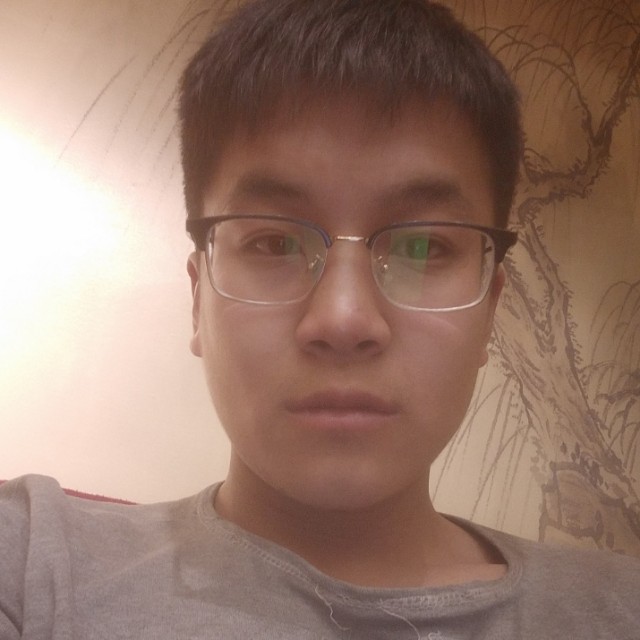 巴黎铁塔下的微笑的照片
