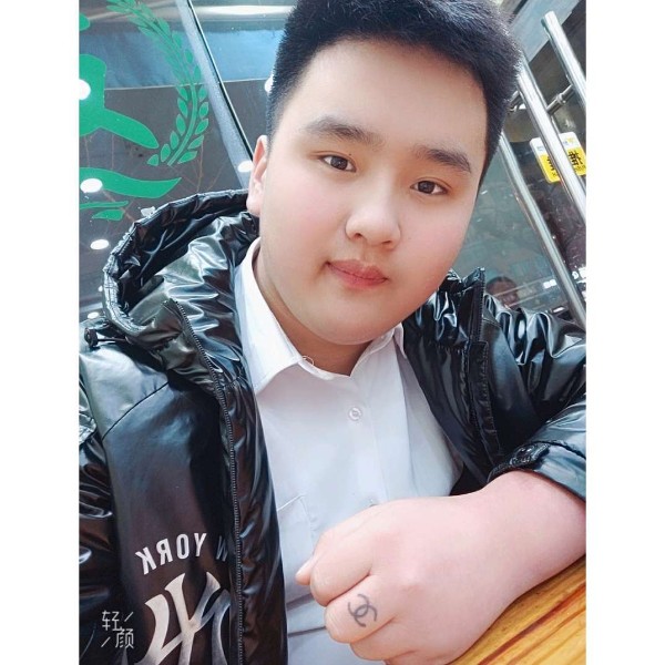 月亮拿可靠的照片
