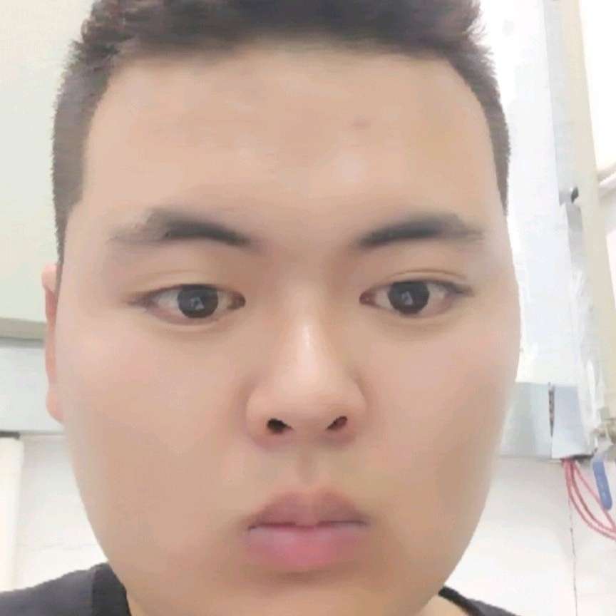 鱼在锅里游泳的照片