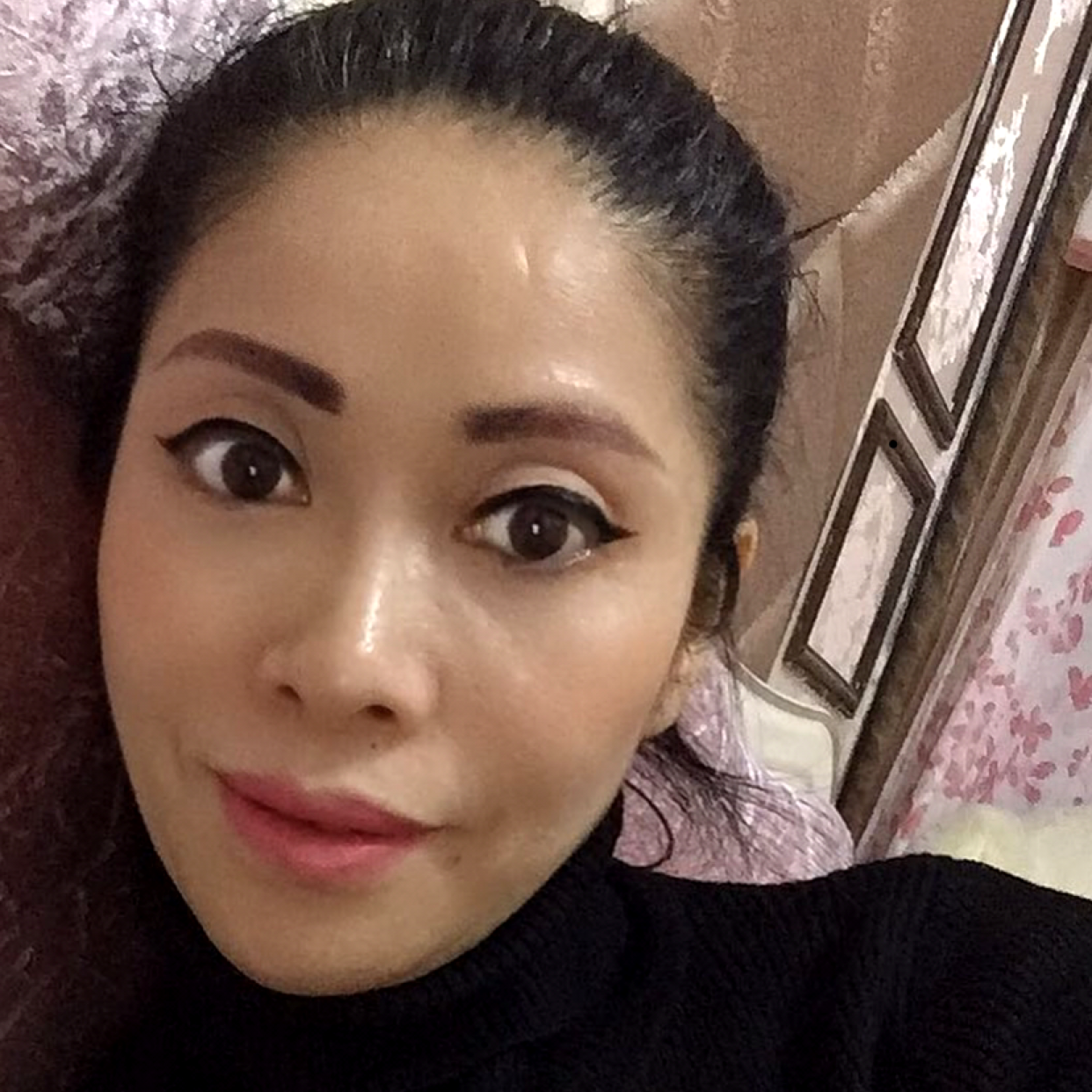 美女回首清脆的照片