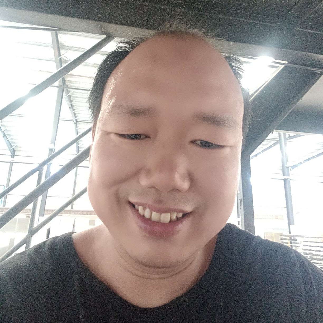 矮小方小伙的照片