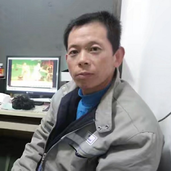 包容菠萝的照片