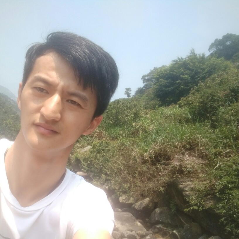敏感漫步大叔的照片