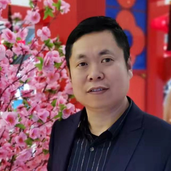 现实邂逅绿草的照片