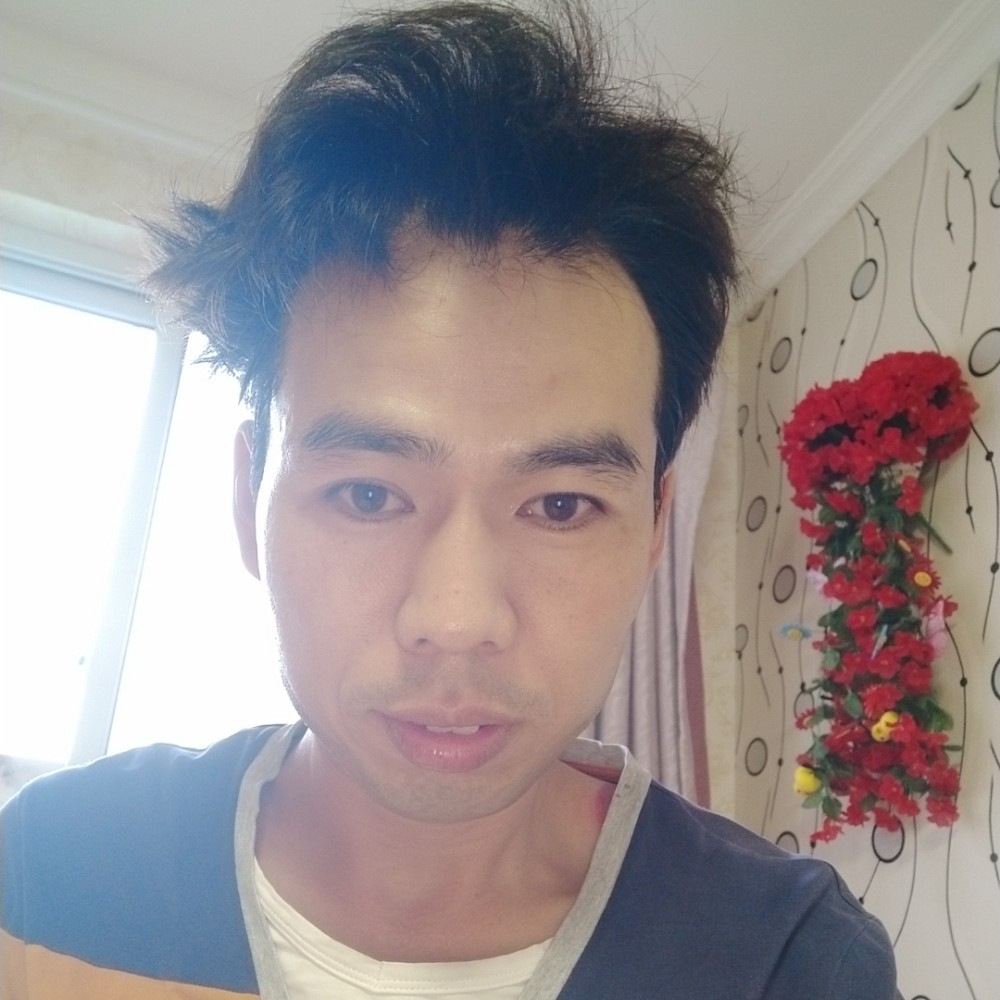 小熊猫深拥甜美的照片
