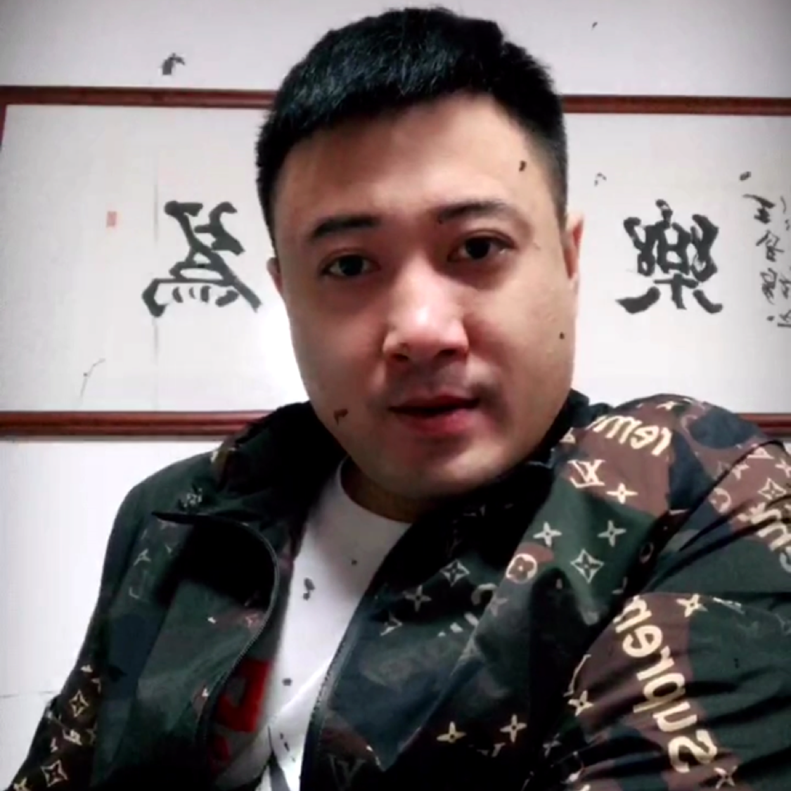 小松鼠说贪玩的照片