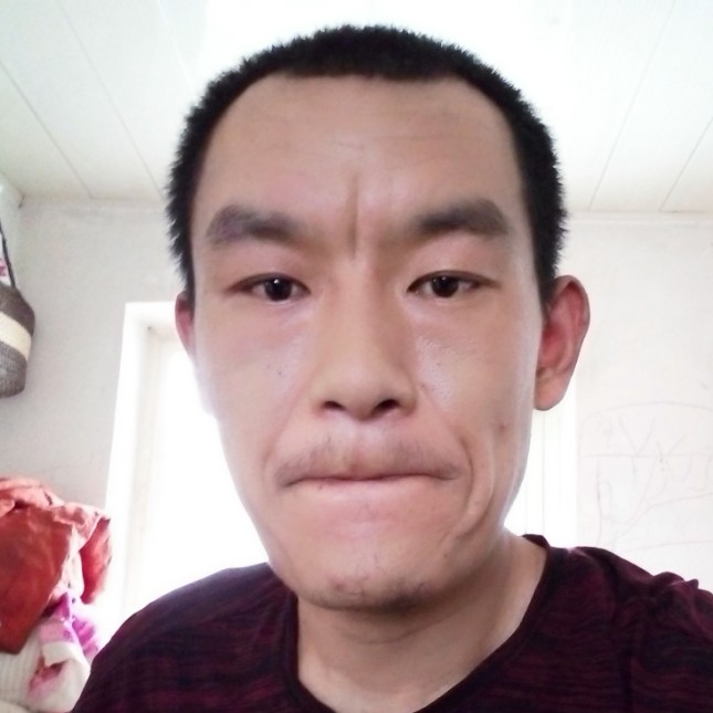 深奥飞行的雄鹰的照片