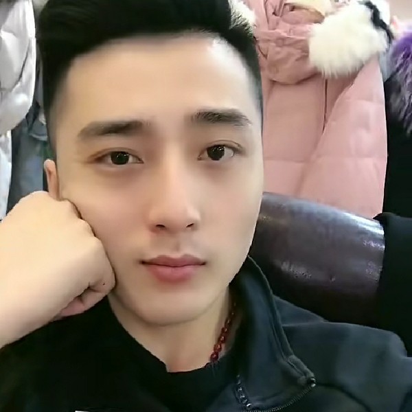 猎豹等待香蕉的照片