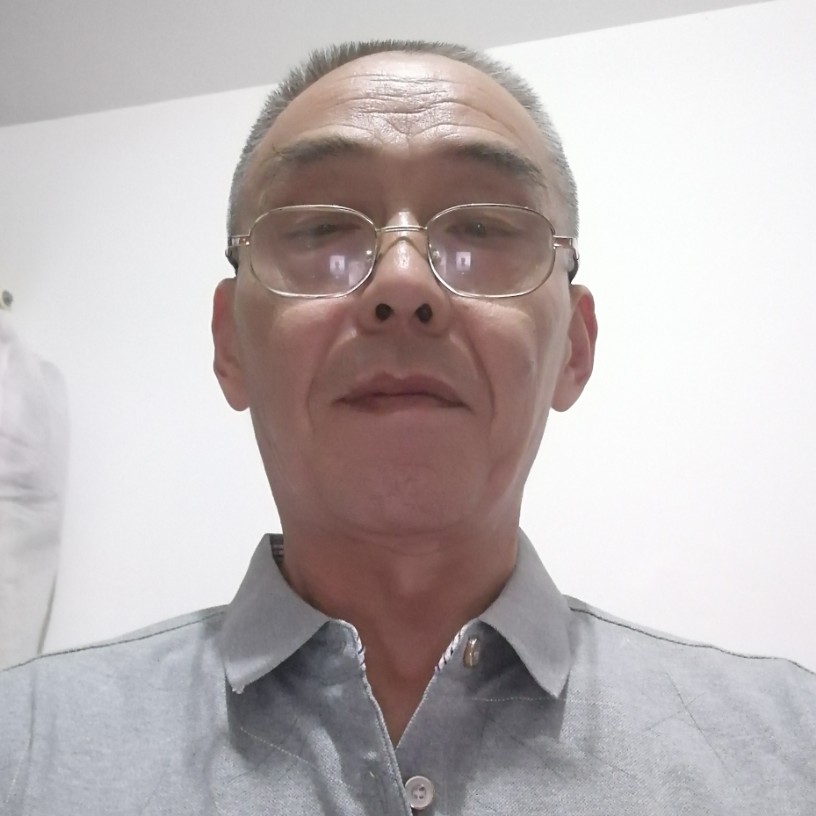 小伙回眸听话的照片
