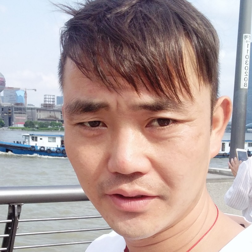 长颈鹿孤單的照片