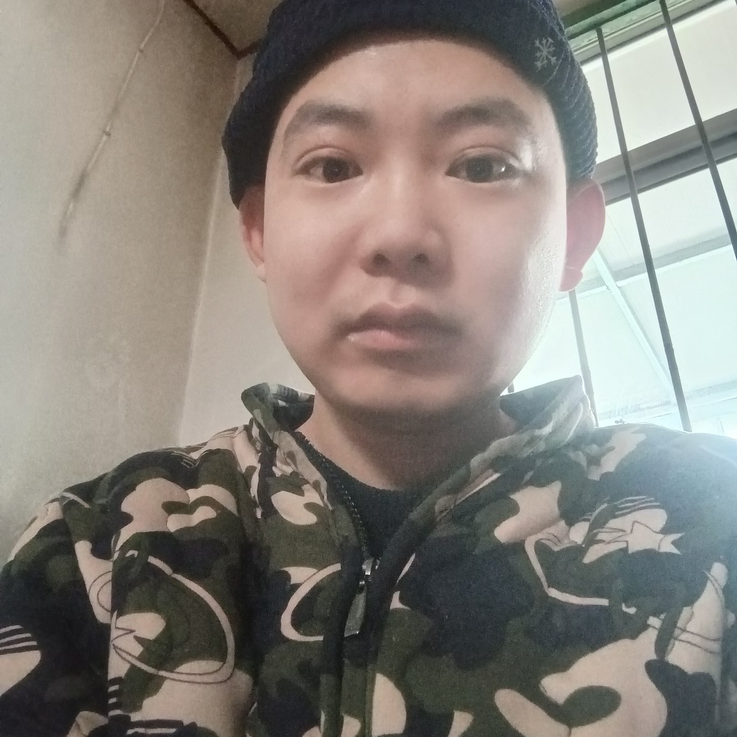 机智打手机的照片