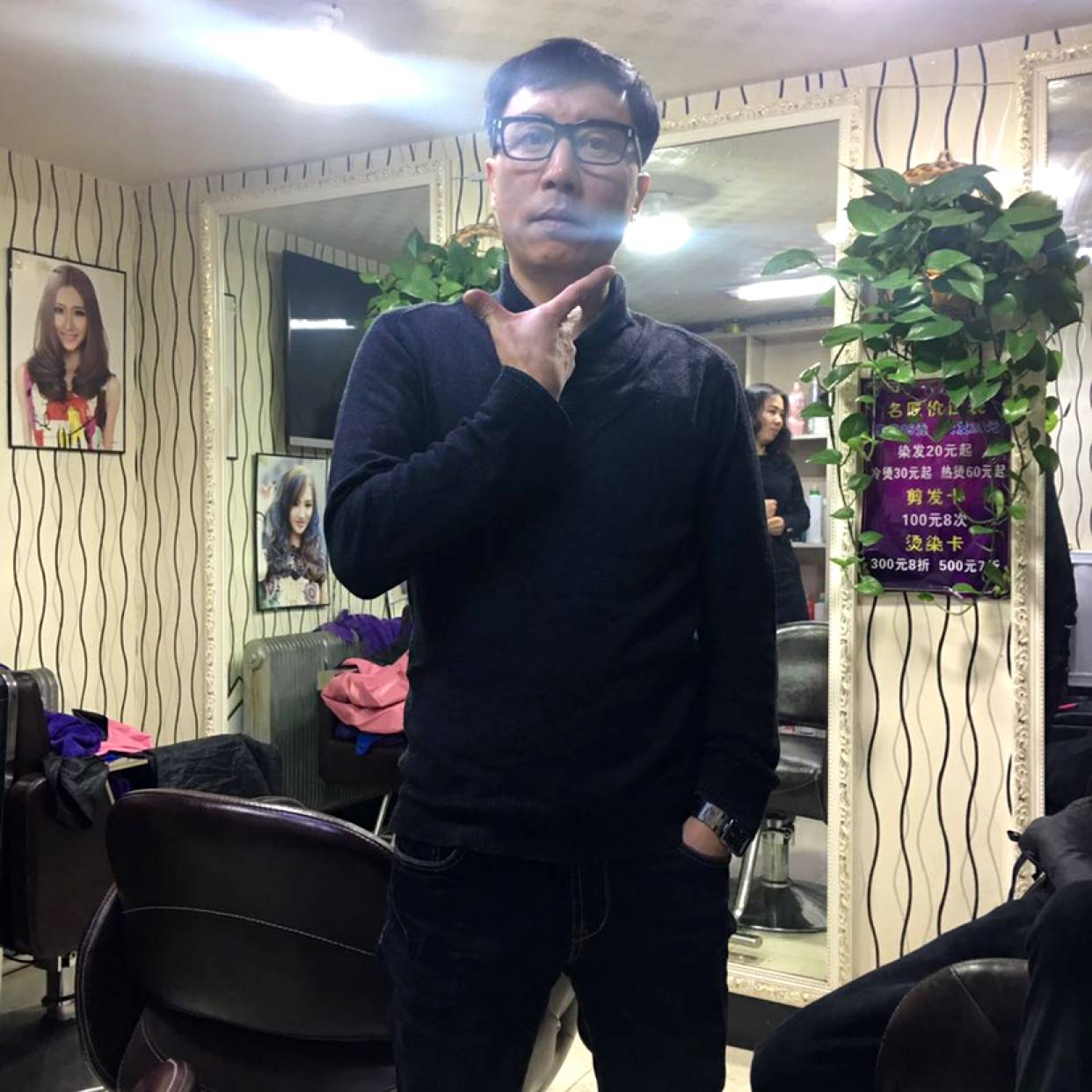 单身男站的照片