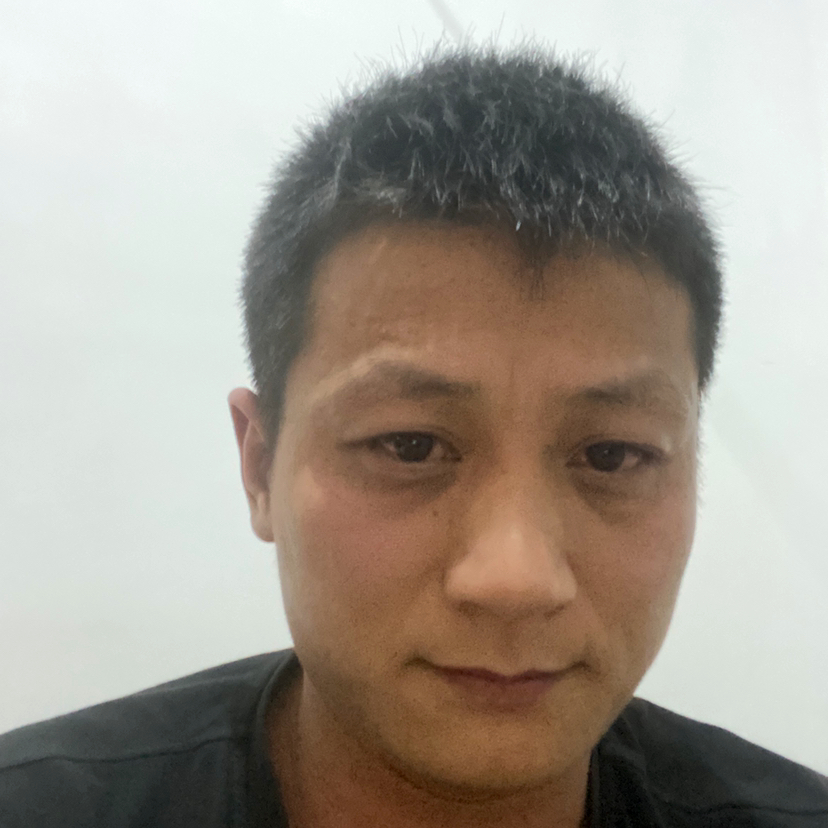 英勇深拥指甲油的照片
