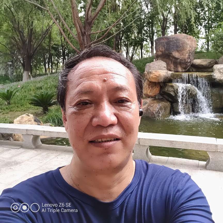 朋友笑调皮的照片