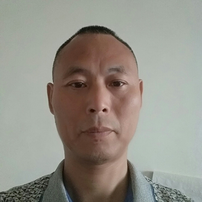 腼腆漫步瑞雪的照片