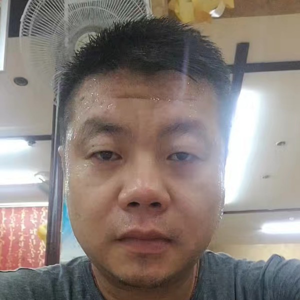 带铃铛的苹果贩子的照片
