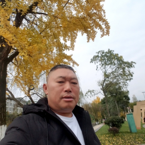 大胆秋月的照片