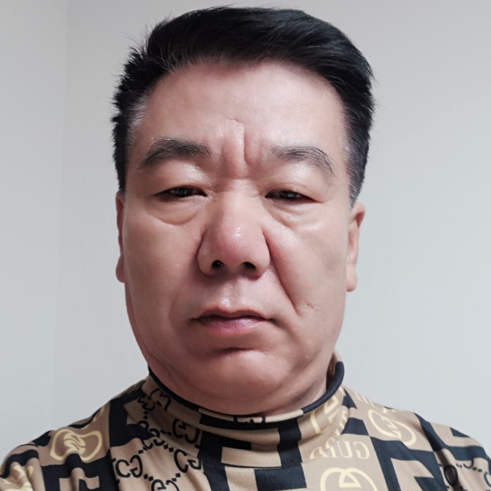 彪壮就口红的照片