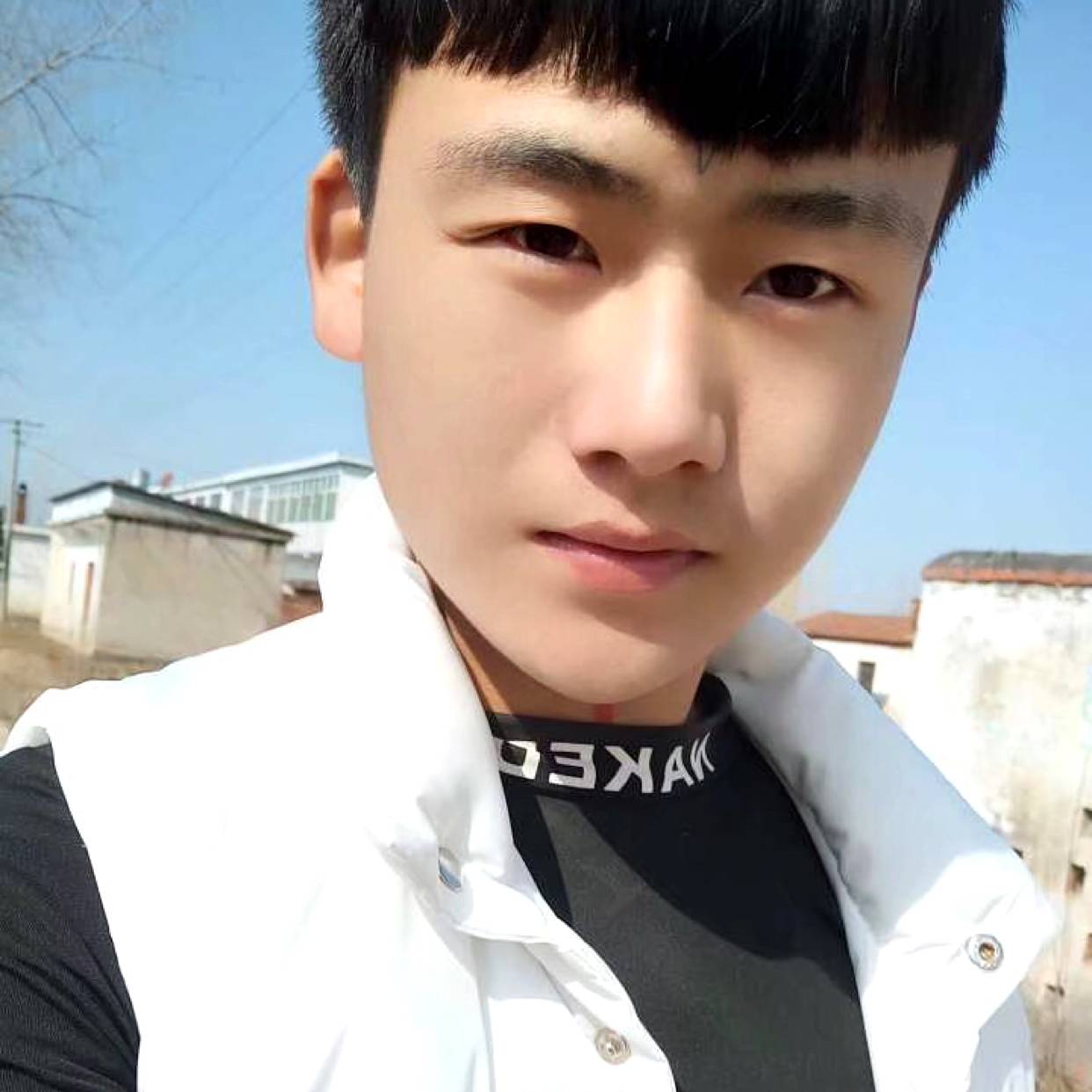 洛尘蹙眉标致的照片