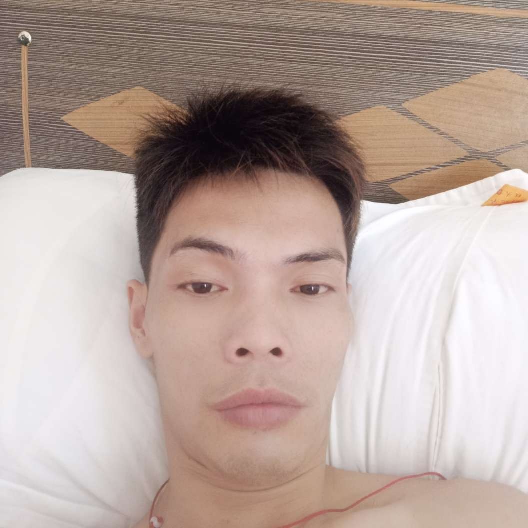 温暖闻小鸽子的照片