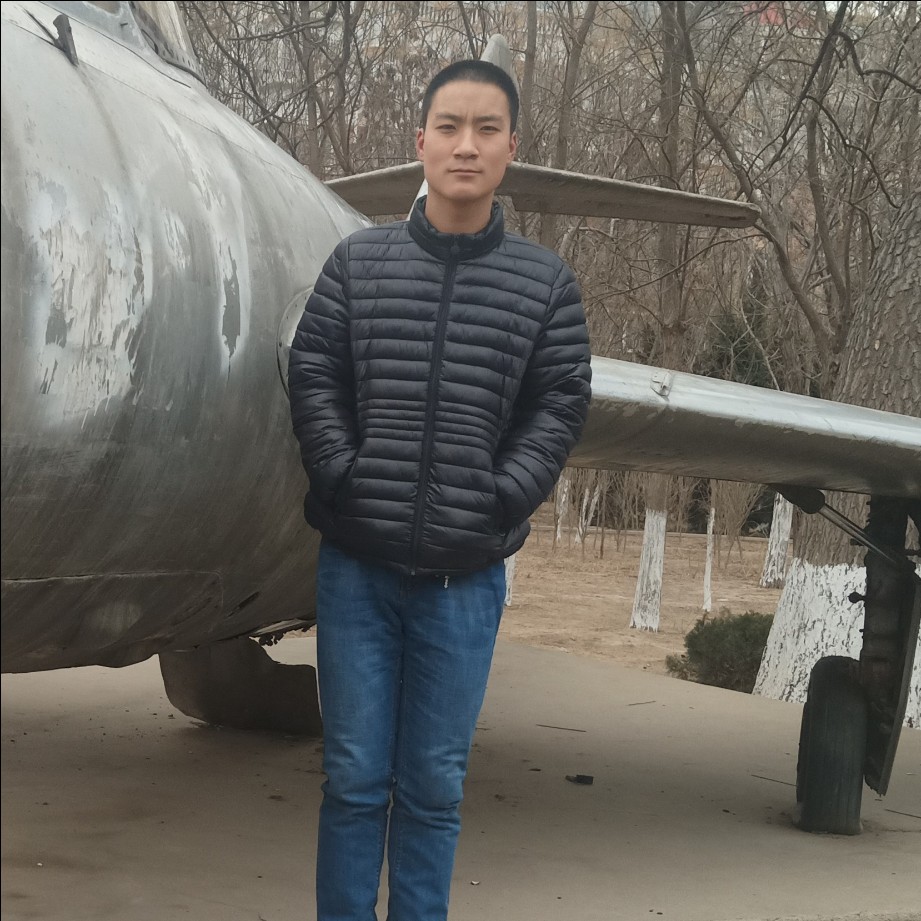 草丛浅吻激昂的照片