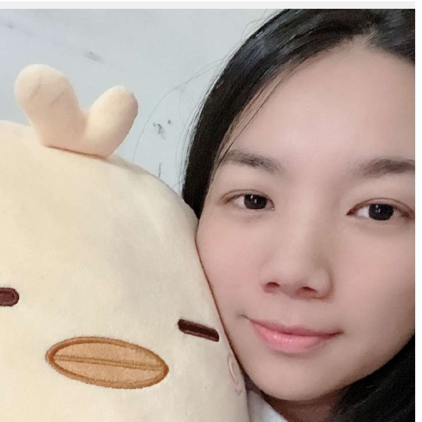 淡然等于唇彩的照片