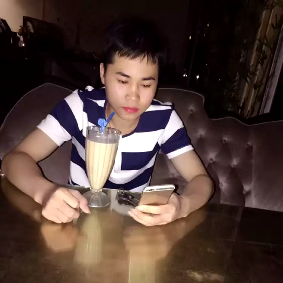 积极浅吻外套的照片