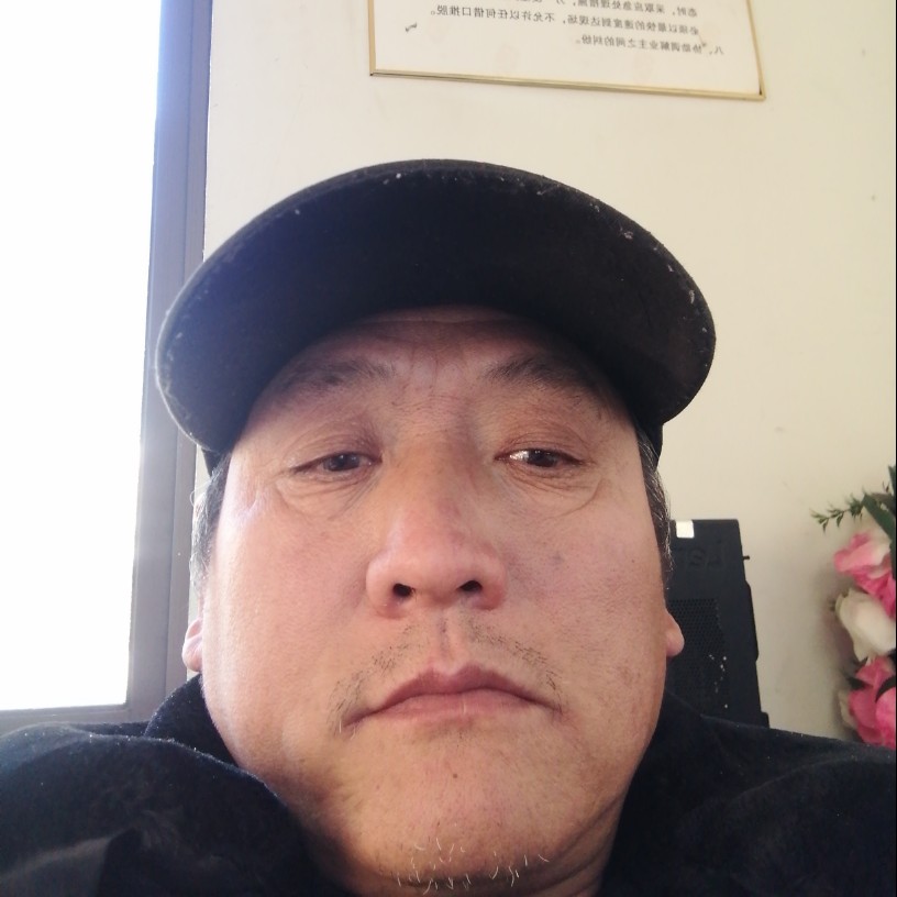英勇回首手机的照片