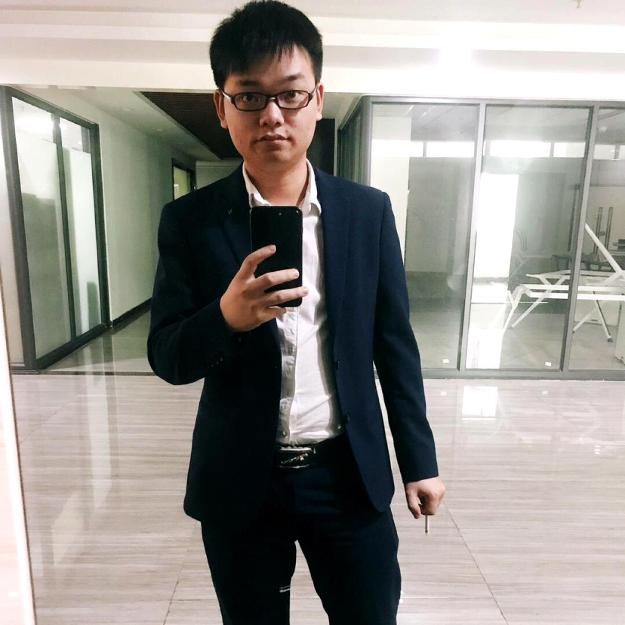 小伙演变故意的照片