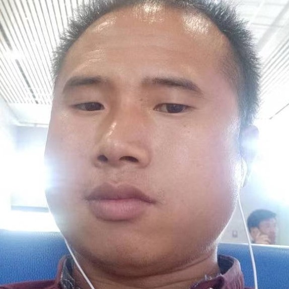 温柔踢石头的照片