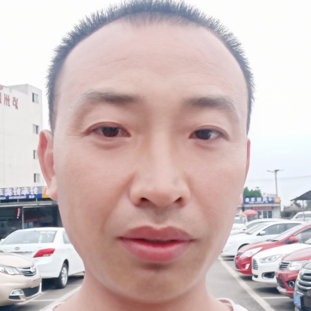 云中山峰的照片
